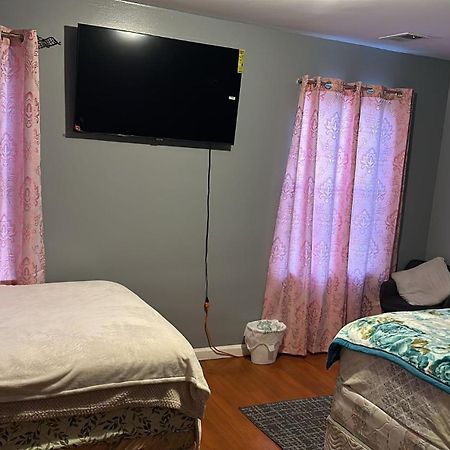 Divine Villa Guest House 65 Sherman 6Mins To Airport And 4Mins To Penn Station Newark Kültér fotó