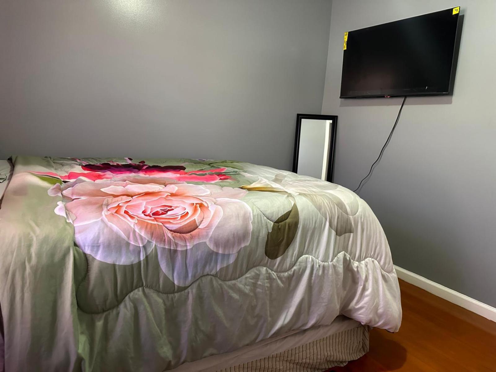 Divine Villa Guest House 65 Sherman 6Mins To Airport And 4Mins To Penn Station Newark Kültér fotó